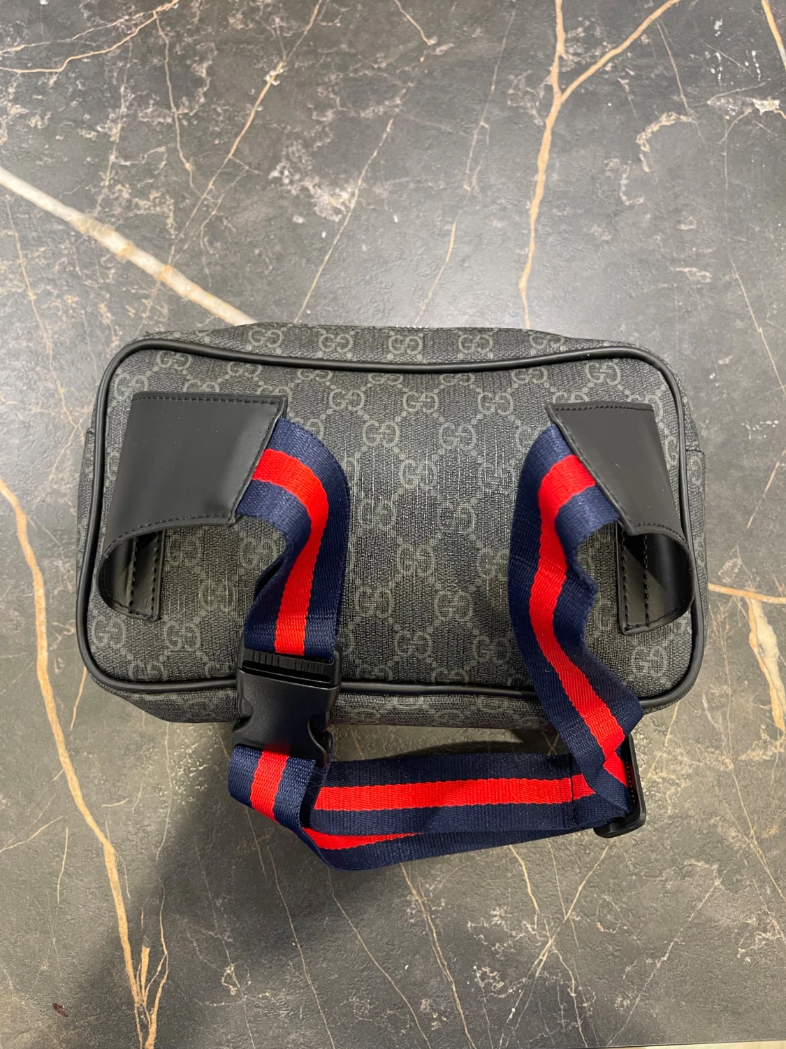 Svart axelväska från Gucci - 1