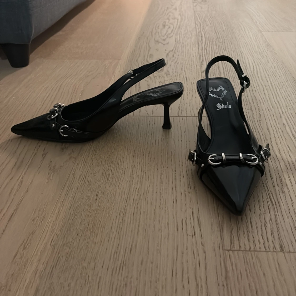 Svarta spetsiga pumps från Shein - 1