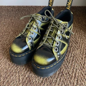 Dr martens  - Platåskor från dr martens. Stor sett i nyskick. Nypris 3500:- Storlek 37