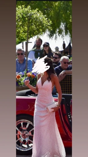 Vit glittrig balklänning från dressroom - Balklänning från dressroom använd en gång💞💞 mycket bra skick! Skriv för fler bilder🤗