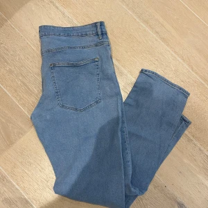 Jeans  - Säljer dessa jeansen som aldrig är använda!. Det är modellen regular fit och storleken 36/32. Vid fler bilder eller vid några funderingar är det bara att höra av sig. 