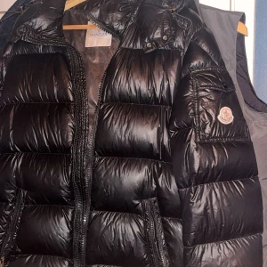 Moncler maya jacka - Moncler maya jacka. Ett hänge på dragkedjan har gått sönder men dragkedjan funkar ändå (det går lätt att l. Storlek S/1