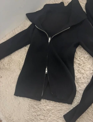 Svart ribbad cardigan tröja  - Snygg å passar alla storlekar helt ny! köpte utomlands för 500kr.