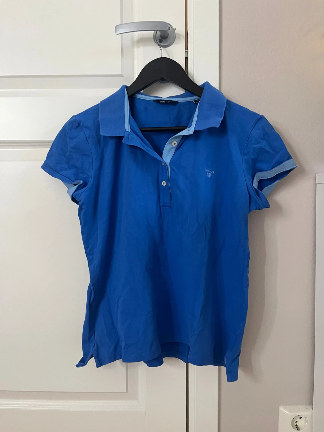 Blå pikétröja från GANT, storlek L