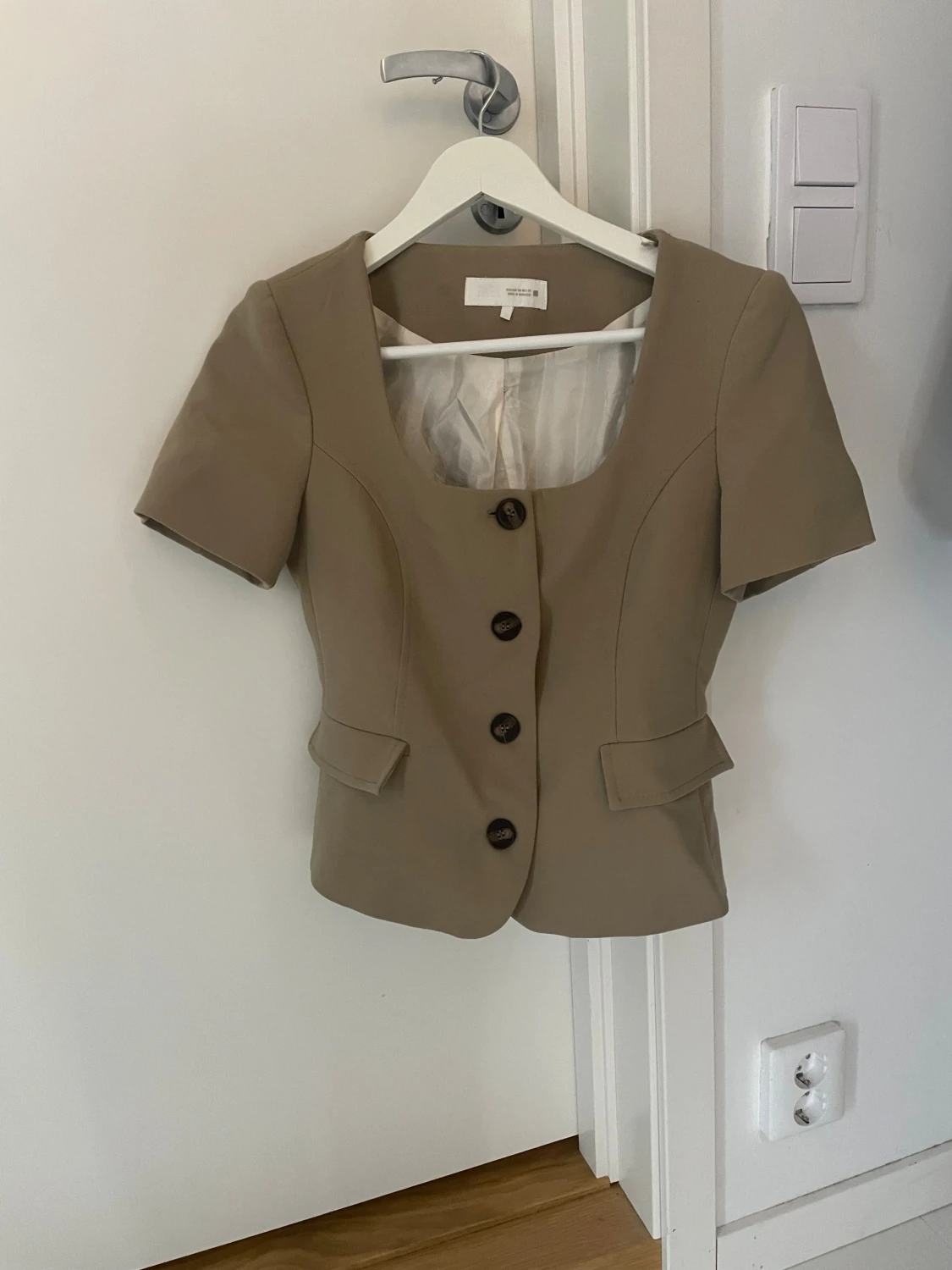 Beige blus med knappar från Zara