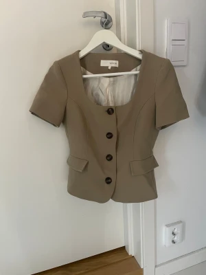 Beige blus med knappar från Zara - Storlek S, jättebra skick 