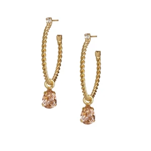 CAROLINE SVEDBOM - NANI EARRING GOLD VINTAGE ROSE - Otroligt vackra loop earrings från Caroline Svedbom – i fantastisk ljusrosa färg. Handgjorda i Grekland och stenarna är Swarovskii Kristaller.