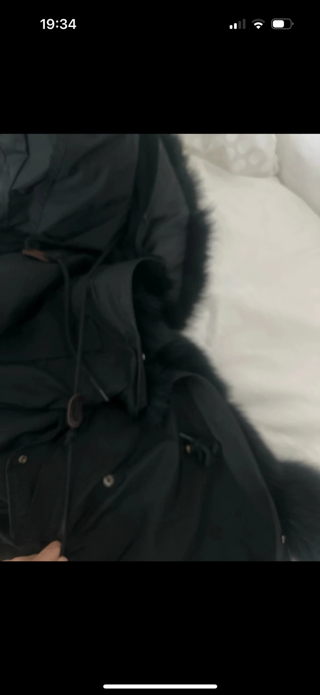 Svart parkajacka med pälsdetaljer - 4