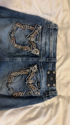 Bootcut Miss me jeans - Snygga miss me jeans som sitter bootcut💕 måtten är: 36,5 cm midjan rakt över och 83cm innerbenslängd 