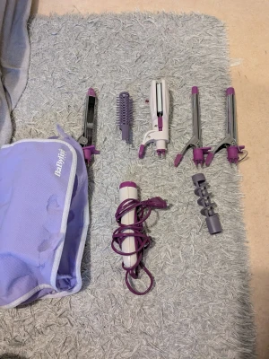 Hårkit  - Kit med olika tänger för håret (den stora vita går att göra till plattång och krimptång). Allt är i jättebra skick förutom själva påsen. (kan finnas småsaker men inget märkbart)☺️