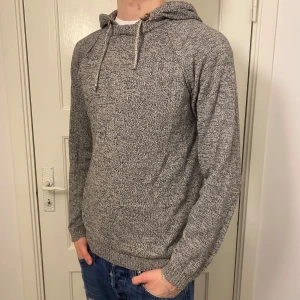 Grå Stickad Hoodie - Säljer en snygg grå stickad Hoodie. Storlek L. Pris 149 eller kom med bud! BVSA💰💰💰