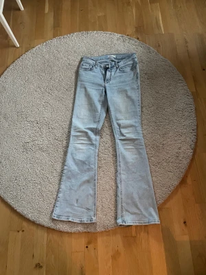 Ljusblå jeans från Gina Tricot - Jättefina, i strl 38. Jag är 170 cm lång och de passar mig perfekt i längden så om du är i samma längd så kommer dom passa. Medelhög midja💞
