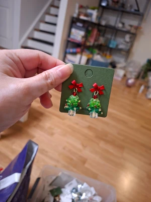 Röda och gröna julörhängen - 60sek/par