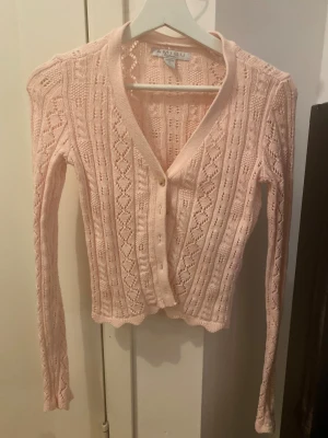 Ljusrosa virkad kofta - Fint skick, inte använd på ett tag så skulle behöva en tvätt så ärmarna töjs ut lite. 