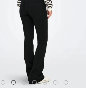 Svarta bootcut jeans från ONLY - Jättefina jeans som använts ett fåtal gånger. Vill bara bli av med de så pris kan diskuteras. 