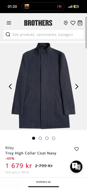 Mörkblå rock - brothers - Säljer en stilren mörkblå rock från Brothers med innerväst och hög krage. Nypris 2799kr (nu på rea dock) den är i riktigt bra skick. Storlek 46 så motsvarande M typ. Fraktar inom 1-2 dagar, skriv vid fler frågor! 