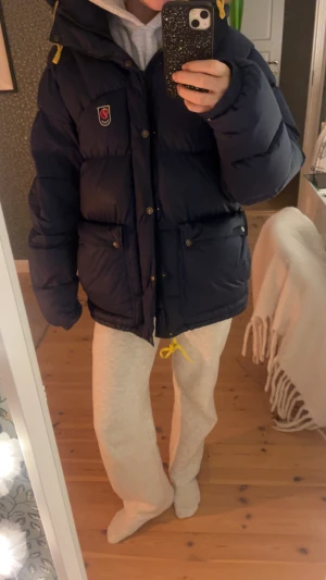 Mörkblå dunjacka från Fjällräven M - Tänkte kolla om nån är sugen på att byta (eller köpa)denhär jackan till en dam S eller M i mörkblå? Om man är sugen på att köpa kom privat. Kom också privat om u vill ha fler bilder!🩵💗