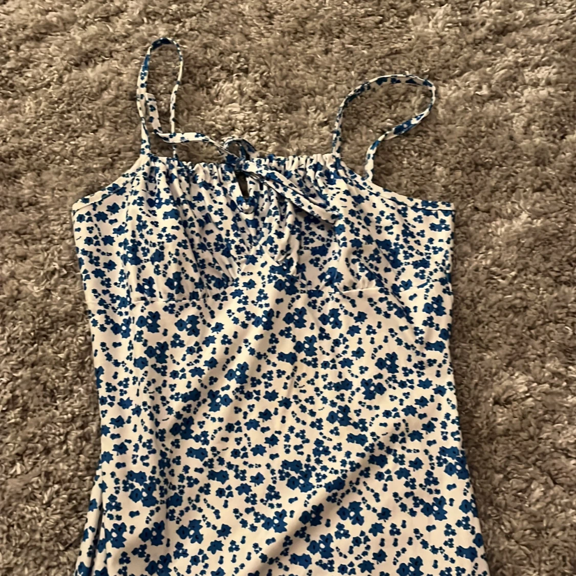 Blommig långklänning med knytband