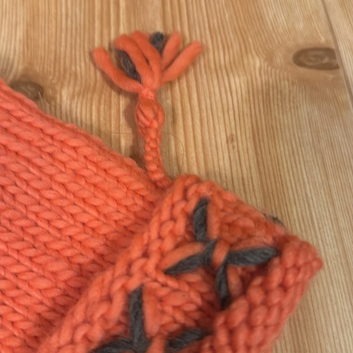 Orange stickade vantar i lovikkastil med brodyr - 4