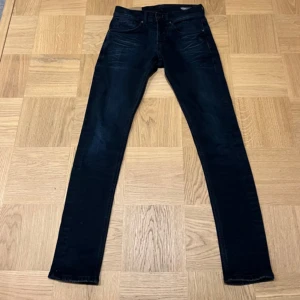 Svarta Dondup jeans - Säljer ett par schyssta svarta dondup jeans i storlek 30, hör av dig vid frågor eller fler bilder.