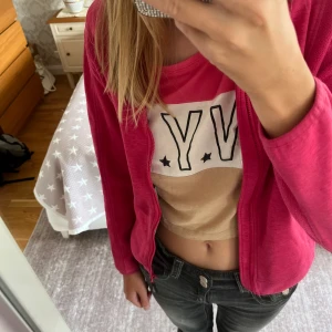 Rosa fleecejacka från Five Seasons - Säljer en snygg och sportig rosa fleecejacka från Five Seasons. Jackan har dragkedja framtill, två fickor och broderad logga på ena sidan. Står att de är stl 146 152 men passar nån som har xxs eller xs Perfekt för kyliga dagar och enkel att slänga på över en t-shirt. Passar dig som gillar färg och vill ha något bekvämt. Säljer även tröjan jag har på mig under (se separat annons, du kan också få båda för ett bättre pris) Hör av er om frågor!❤️