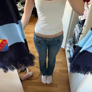 Lågmidjade blå jeans från LTB - Säljer ett par klassiska blå LTB Valerie jeans. Super populära! 