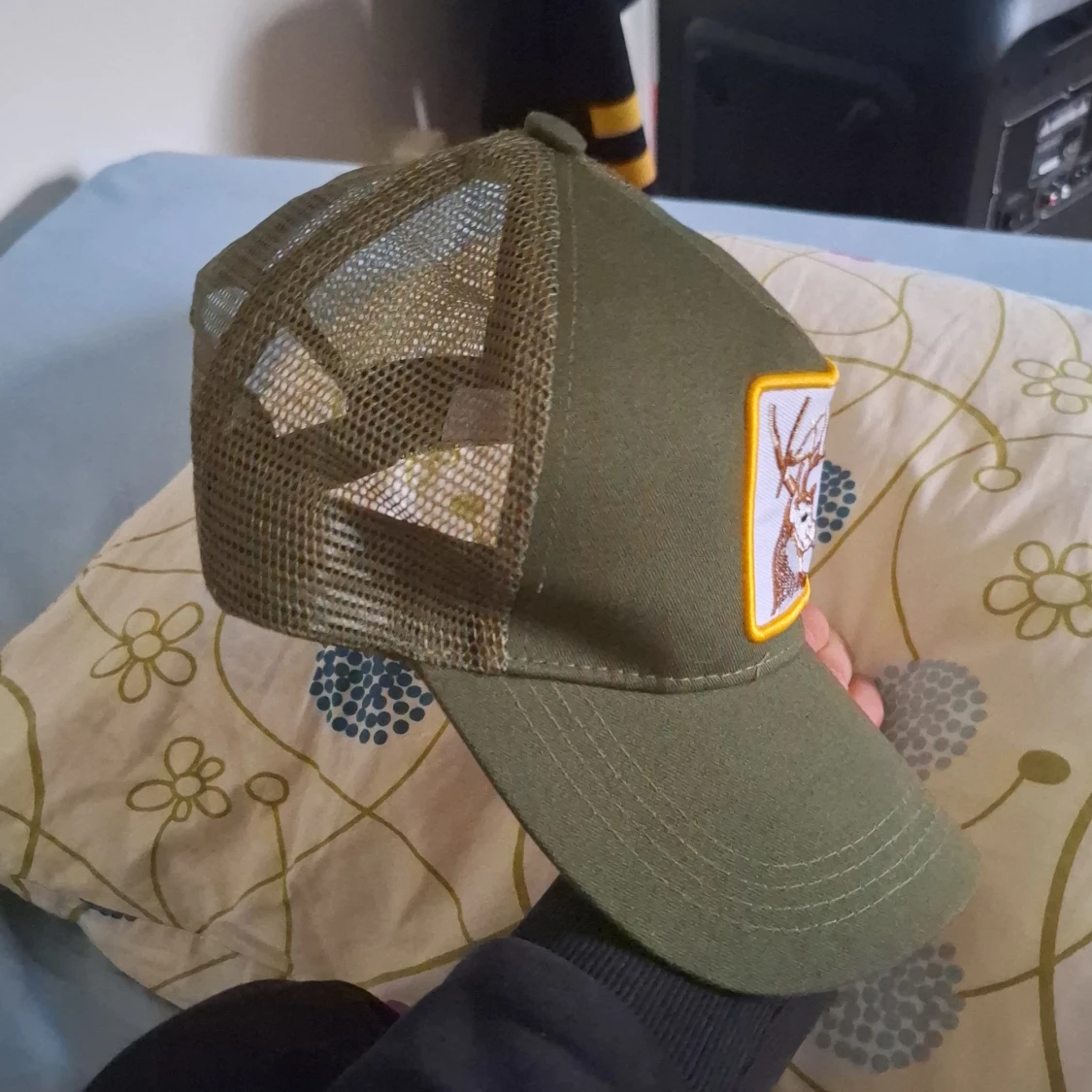 Olivgrön truckerkeps med hjortpatch - 3