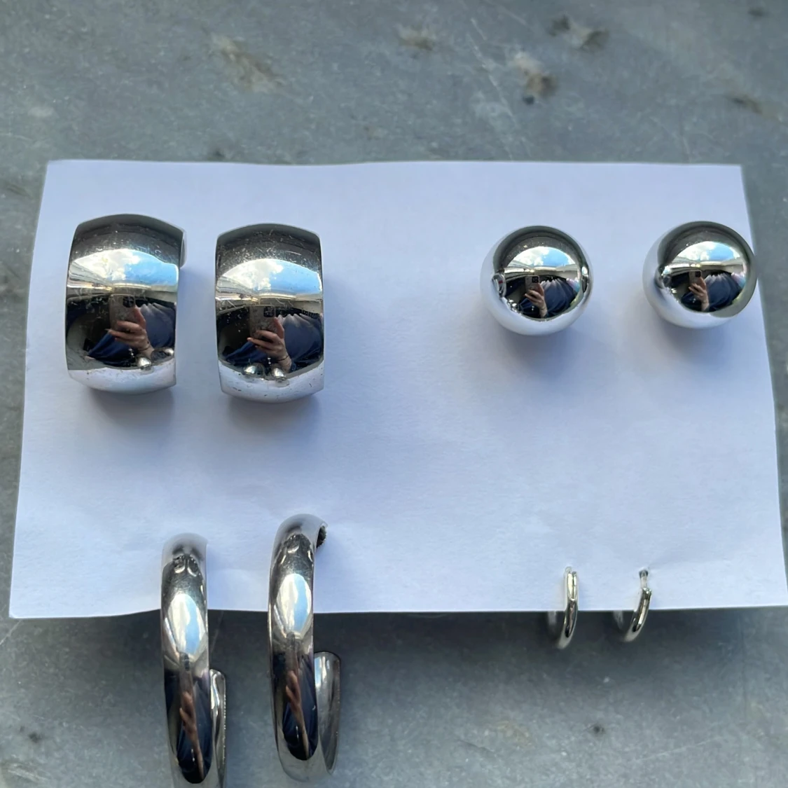 Silverfärgade örhängen