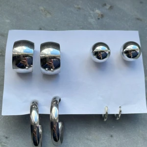 Silverfärgade örhängen - Säljer en bundle med 4 par silverfärgade örhängen💕
