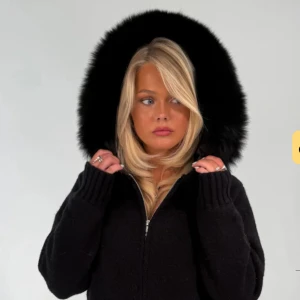 Svart teddyjacka med fuskpälsluva från alessa  - Mysig svart teddyjacka med stor luva kantad av fluffig fuskpäls. Jackan har dragkedja framtill, ribbade muddar och en loose passform som ger en chill vibe. Perfekt för kalla dagar när du vill vara både varm och snygg. Den är från alessa och fler bilder finns 