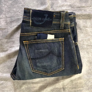 Jacob Cohen mörkblå 688 comfort - Snygga mörkblå jeans från Jacob Cohen!  Modell: 688 comfort. Väldigt snygg och stilren tvätt på jeansen🙌 Hör av dig om frågor och liknande! Nypris- 5000-7000kr