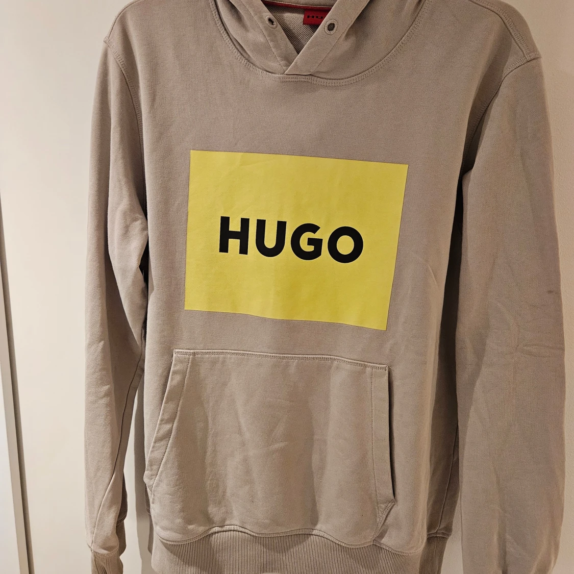 Ljusgrå hoodie från HUGO med tryck
