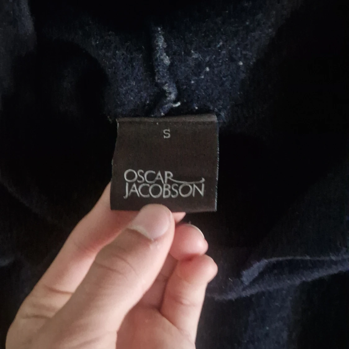 Mörkblå cashmere hoodie från Oscar Jacobson - 3