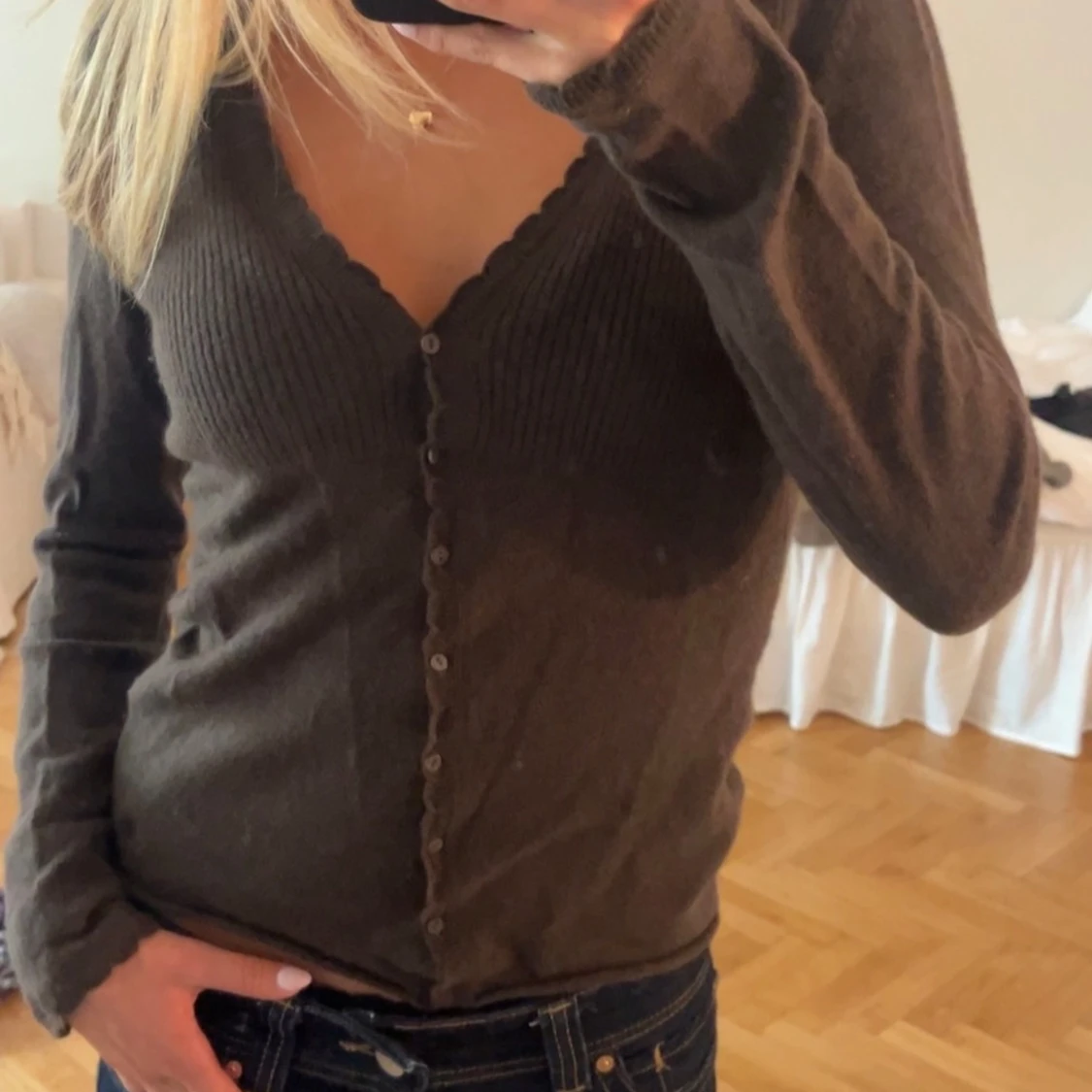 Brun kofta med v-ringning och knappar