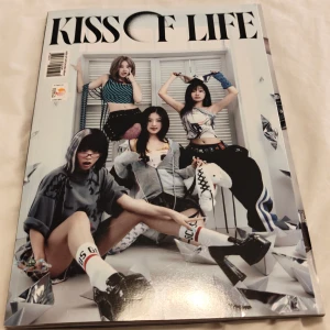 Kiss of Life "Lose Yourself" Album - Kommer med fyra fotokort, ett lenticular kort, CD, affisch och fotobok! Affischen är skadad i ett hörn. Prisförslag välkomnas :)