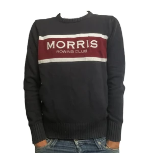 Stickad morris tröja - Stickad Morris tröja. Den är knappt använd och är i väldigt bra skick. Passar även S. Hör gärna av er vid frågor!🤩