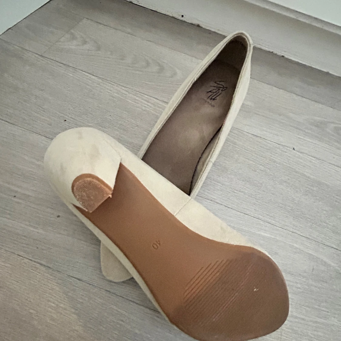 Beige mockapumps med klack - 2