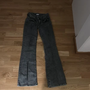  Bootcut jeans från Nelly - Snygga bootcut jeans från Nelly med tvättad look. Knappast använda