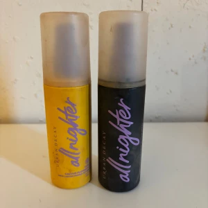 Urban Decay All Nighter Face Mist duo - Två Urban Decay All Nighter face mist, en i gul och en i svart flaska med lila text. Båda har en matt plastkork och är perfekta för att fixera sminket hela dagen. Den gula varianten har doft av cactus flower. Snygga flaskor som är enkla att ta med i väskan dom är fulla till röda strecken däravpris .