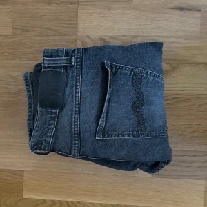 Grå Nudie Lean Dean  - Grå Nudie Lean Dean. Bra skick, en liten defekt bak längst upp på jeansen. Det rör sig om en liten fläck rosa målarfärg som bara syns om man kollar noga. Nypris på dessa 1800kr, mitt pris 400kr. W31 L32. Vid frågor och funderingar skriv. 