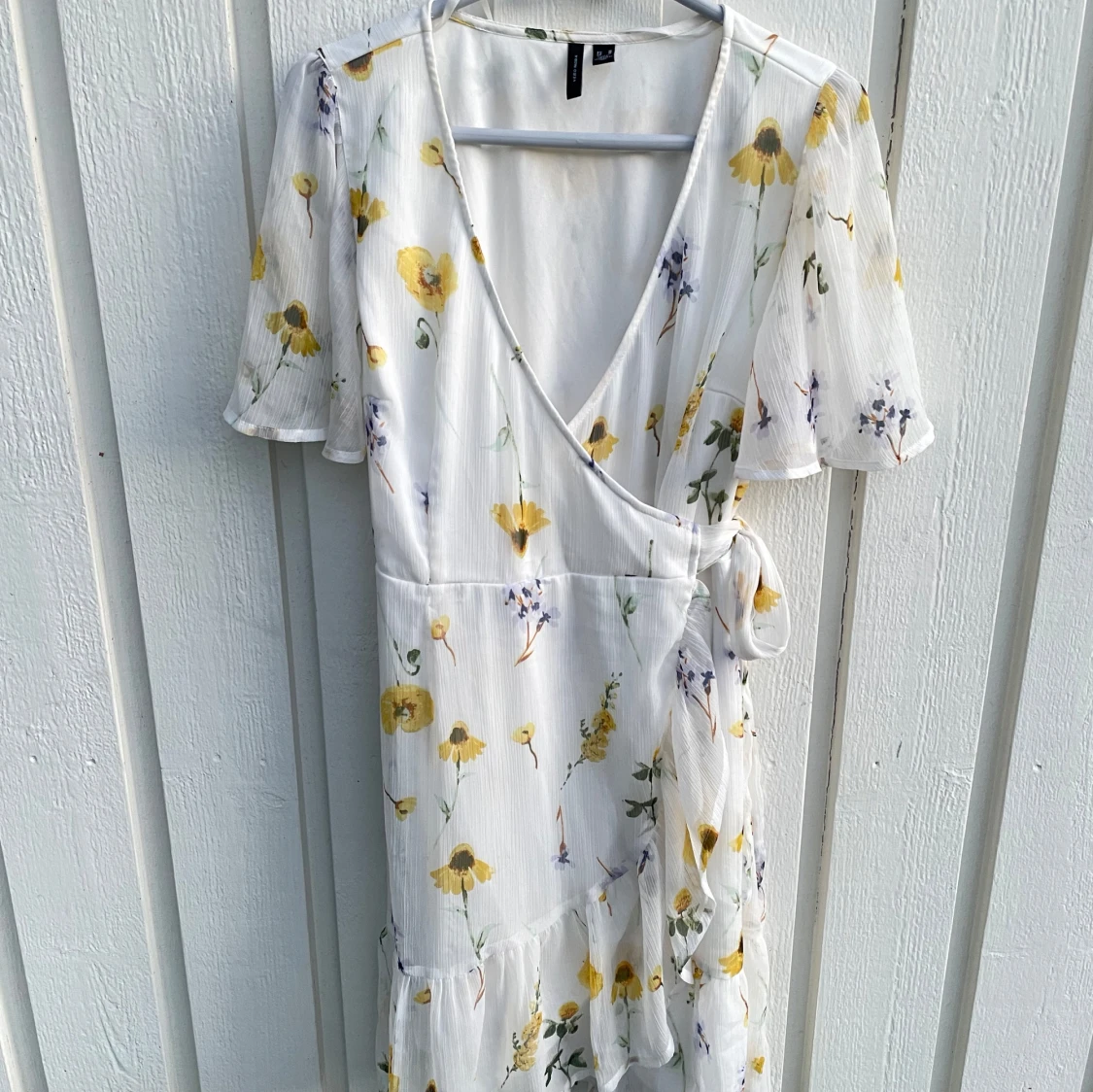 Vit blommig omlottklänning Vero Moda