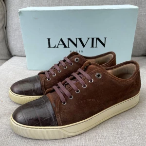 Lanvin skor  - Hej! Säljer nu dessa sjukt snygga lanvin skor. Skorna är i toppskick! Har begränsat antal boxar och dustbag. Hör av dig vid frågor. 