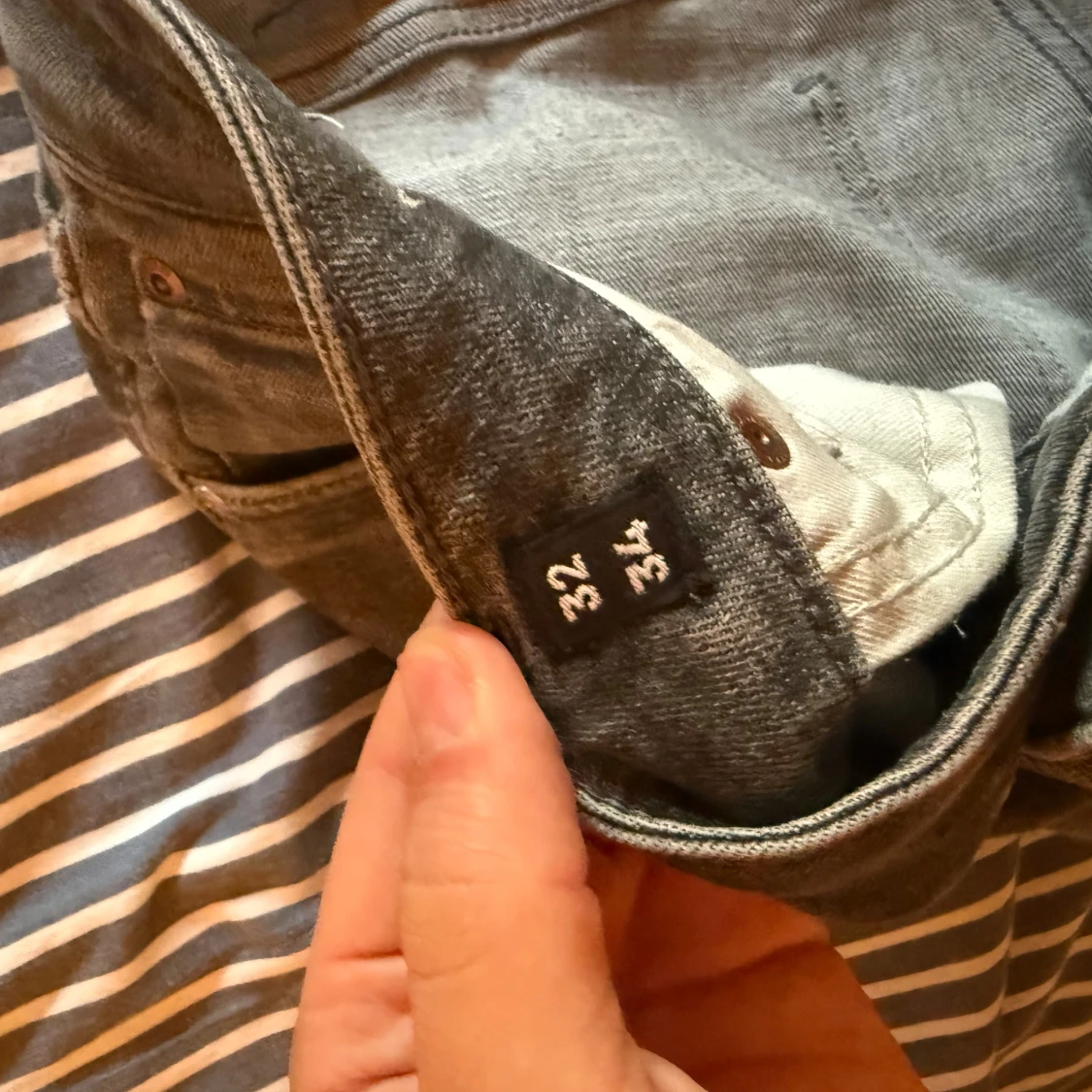 Grå jeansbyxor i rak modell, 32/34 - 2