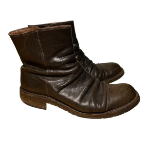 Bubetti leather zip boots  - Boots med dragkedja från Bubetti gjorda av äkta läder i Italien. Storleken är 43 men passar något större. Skriv för fler frågor och bilder! 