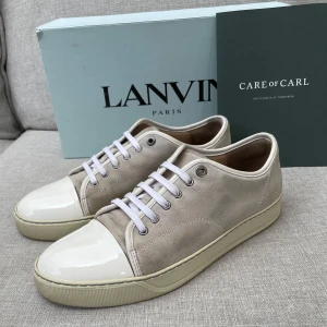 Lanvin skor  - Hej! Säljer nu dessa sjukt snygga lanvin skor. Skorna är i toppskick! Har begränsat antal boxar och dustbag. Hör av dig vid frågor. 