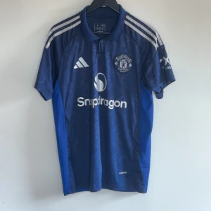 Manchester United blå matchtröja Adidas, storlek M - Man Utd tröja 24/25, bra skick, storlek M, SÅLD PÅ TRADERA ✅