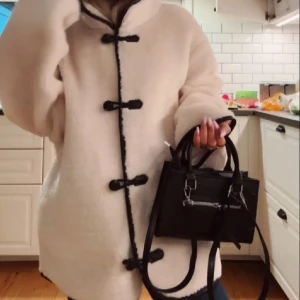 Beige teddyjacka med svarta detaljer - Säljer en oversized beige teddyjacka från H&M!!💕🍁perfekt till hösten!!