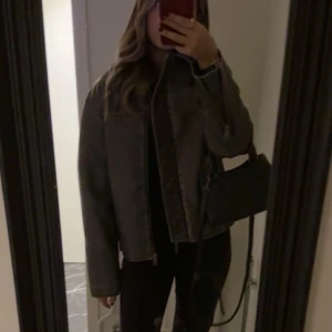 Grå skinnjacka med dragkedja - Säljer denna fina skinnjacka från Bikbok, super bra skick! 🥰