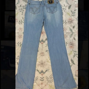 Ljusblå bootcut jeans från D&G - Snygga ljusblå jeans från Dolce and Gabbana med bootcut passform och lågmidjade! Midjemått: 38cm Innerbens längd: 86 cm Gylf: 14cm ❣️