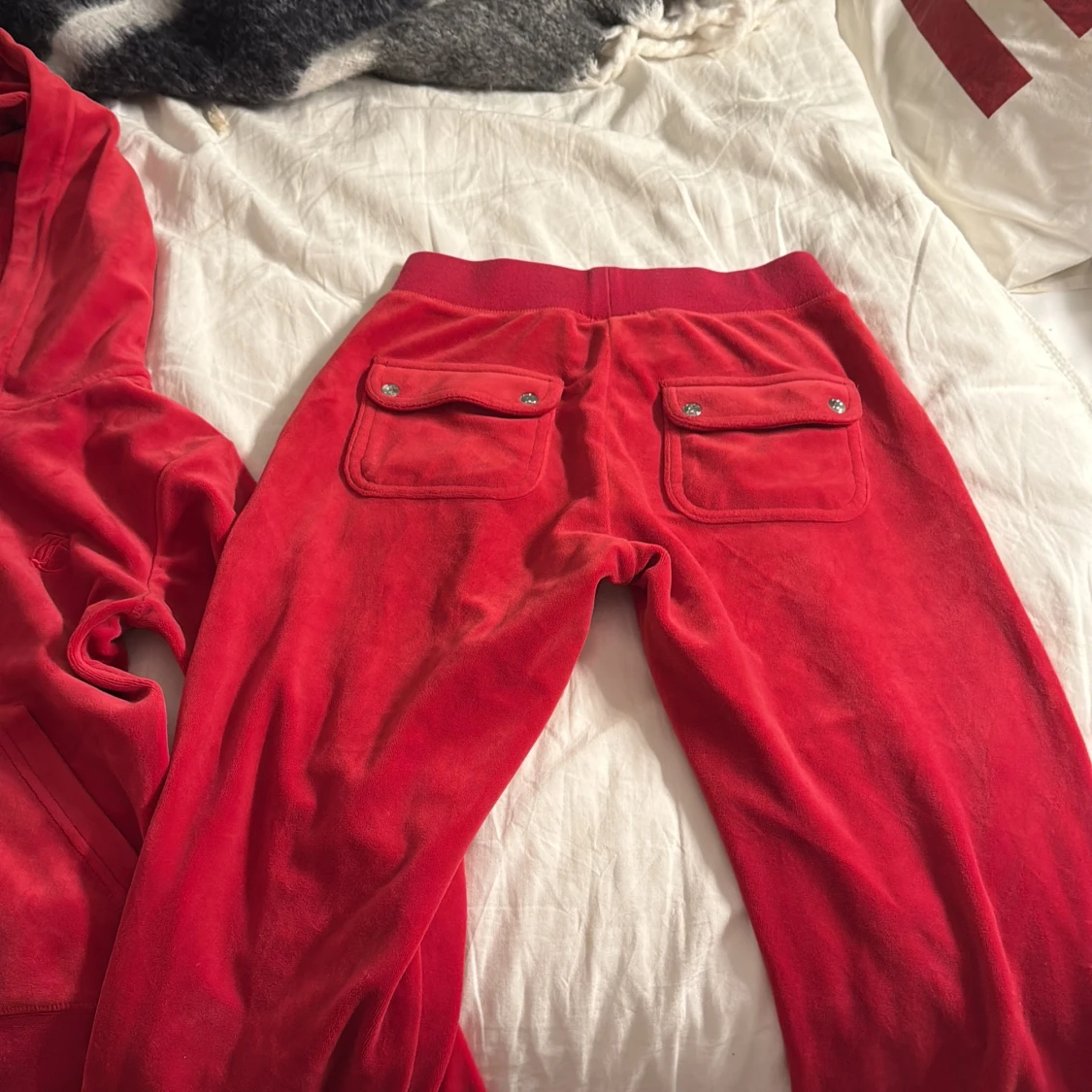 Röda mjukisbyxor i velour - 1